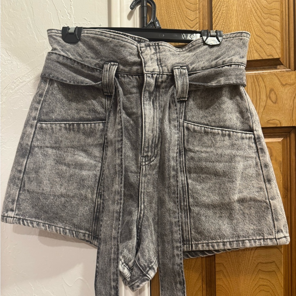 Blank NYC paper bag Charcoal Denim Shorts. Size 28. EUC.